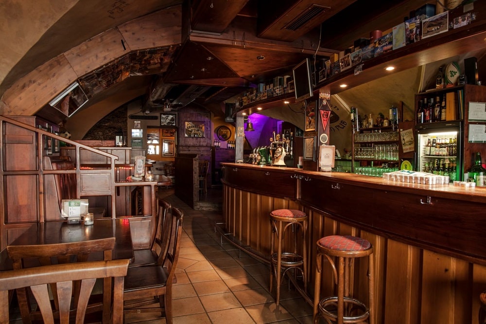 The Claddagh
Irish Pub Klagenfurt
Bar mit Stühlen
Theke
Guinnes