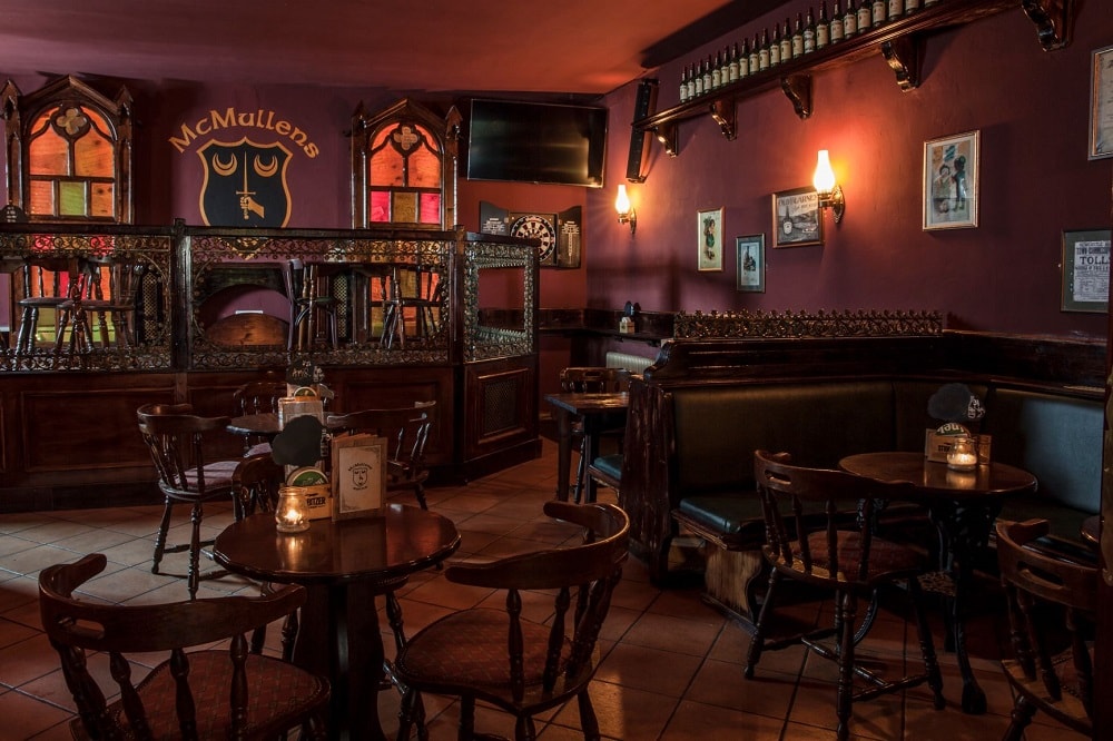 McMullens 
Irish Pub mit Tisch und Stühlen
Klagenfurt