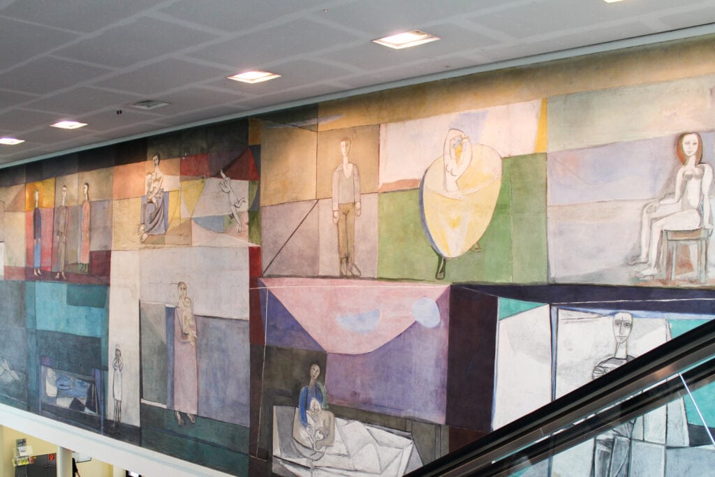 überdimensionale Fresken Giselbert Hokes am Hauptbahnhof in Klagenfurt
