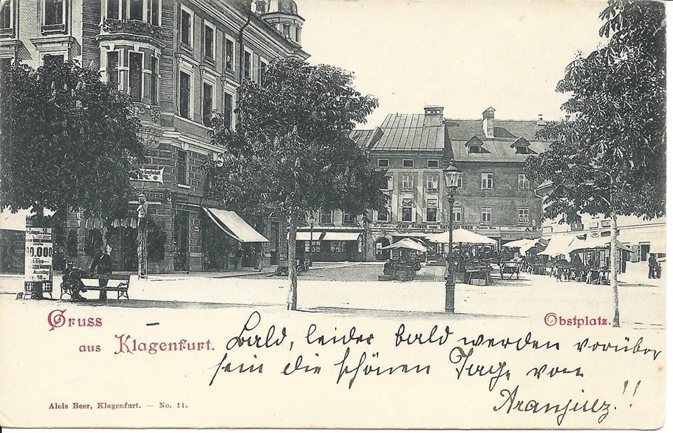 Alte Schwraz-weiß Postkarte des Dr.-Arthur-Lemisch-Platzes in Klagenfurt